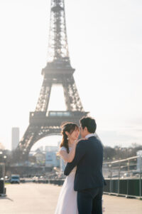 パリ エッフェル塔の前での前撮り写真 自然な笑顔