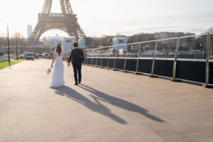 パリ エッフェル塔の前での前撮り写真 自然な笑顔