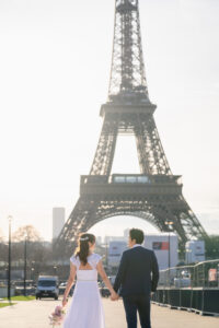 パリ エッフェル塔の前での前撮り写真 自然な笑顔