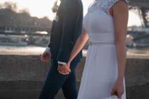 パリ エッフェル塔の前での前撮り写真 自然な笑顔