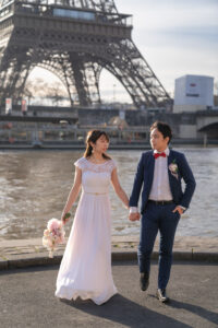 パリ エッフェル塔の前での前撮り写真 自然な笑顔