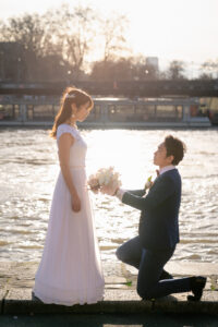 パリ セーヌ川でのプロポーズ ロマンティック