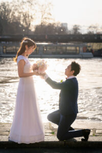 パリ セーヌ川でのプロポーズ ロマンティック