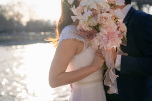 パリ エッフェル塔の前での前撮り写真 自然な笑顔