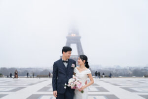 冬のトロカデロ広場 エッフェル塔を背景に立つカップルフォト