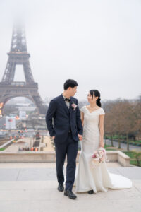 淡いブーケと霧の中で微笑む新郎新婦