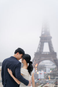 冬のトロカデロ広場 エッフェル塔を背景に立つカップルフォト