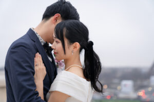 冬のトロカデロ広場 エッフェル塔を背景に立つカップルフォト