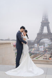 冬のトロカデロ広場 エッフェル塔を背景に立つカップルフォト