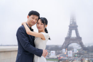 新郎新婦が寄り添い、冬のパリの静かな風を感じる