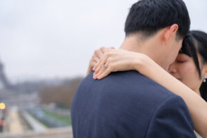 新郎新婦が寄り添い、冬のパリの静かな風を感じる