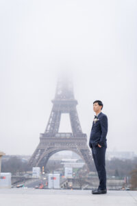 冬のパリ 冷たい空気の中 たたずむ新郎