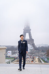 冬のパリ 冷たい空気の中歩く新郎