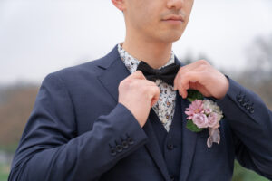 冬のトロカデロ広場 蝶ネクタイを直す新郎