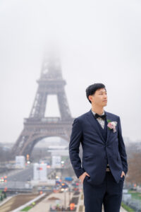 冬のパリ 冷たい空気の中 たたずむ新郎