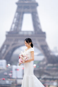 冬のパリ 冷たい空気の中 たたずむ新婦