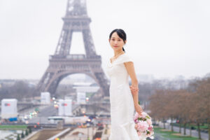 冬のパリ 冷たい空気の中 微笑む新婦