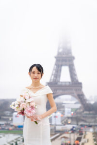 冬のパリ 冷たい空気の中 淡いブーケと微笑む新婦