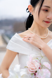 冬のパリ 冷たい空気の中 微笑む新婦