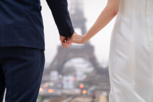 冬のパリ 冷たい空気の中で温かさを交わすふたり