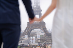 冬のパリ エッフェル塔を前に手をつなぐ二人