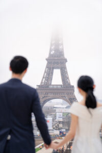 冬のパリ エッフェル塔を前に手をつなぐ二人