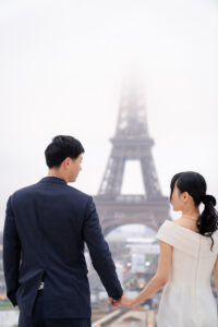 冬のパリ エッフェル塔を前に手をつなぐ二人