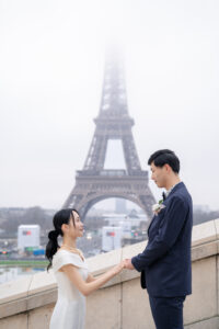 エッフェル塔の先端が隠れる冬の風物詩 見つめあう二人