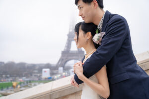 冬のトロカデロ広場 エッフェル塔を背景に立つカップルフォト