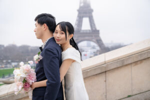 冬のトロカデロ広場 エッフェル塔を背景に立つカップルフォト
