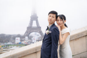 冬のトロカデロ広場 エッフェル塔を背景に立つカップルフォト
