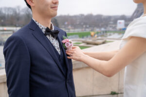 冬のトロカデロ広場 エッフェル塔を背景ブートニアを直すカップル