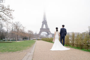 冬のトロカデロ広場 エッフェル塔を背景に歩くカップルフォト