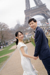 歩きながら撮影を始め、少しずつ笑顔がほぐれていく瞬間