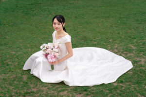 芝生の上で微笑む美しい新婦