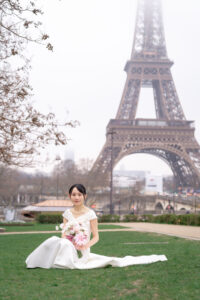 エッフェル塔前の芝生の上で微笑む美しい新婦