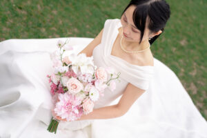 エッフェル塔前の芝生の上で微笑む美しい新婦