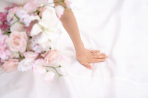 エッフェル塔前の芝生の上で微笑む美しい新婦の手元