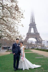 新郎新婦が寄り添い、冬のパリの静かな風を感じる