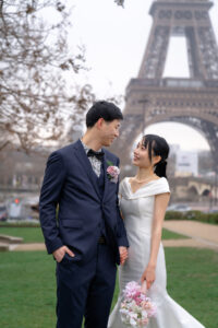 新郎新婦が寄り添い、冬のパリの静かな風を感じる