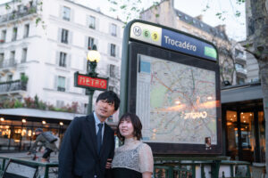 メトロのおしゃれな看板を背景にしたカップルフォト