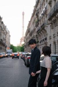 エッフェル塔を背景に歩き出すふたりの後ろ姿