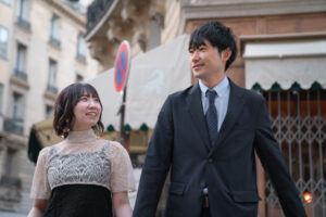 パリのカフェを背景に歩くふたりの姿