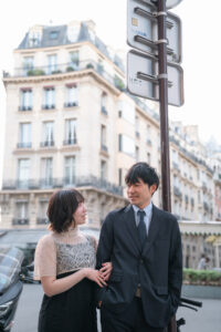 街角の窓枠と街灯を背景にしたカップルフォト