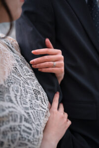 カップルが手を組む 婚約指輪と結婚指輪