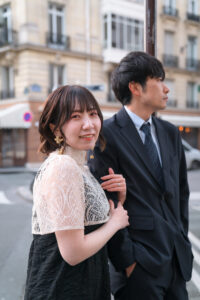 手をつないで歩くカップル パリの街並みを背景に