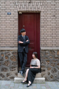街角のドアを背景にしたカップルフォト