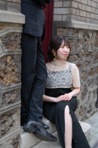 街角の窓ドアを背景にしたカップルフォト