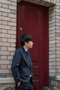 街角の窓ドアを背景にしたカップルフォト