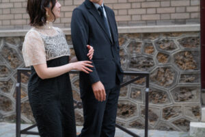 パリの石畳を背景に歩くふたり